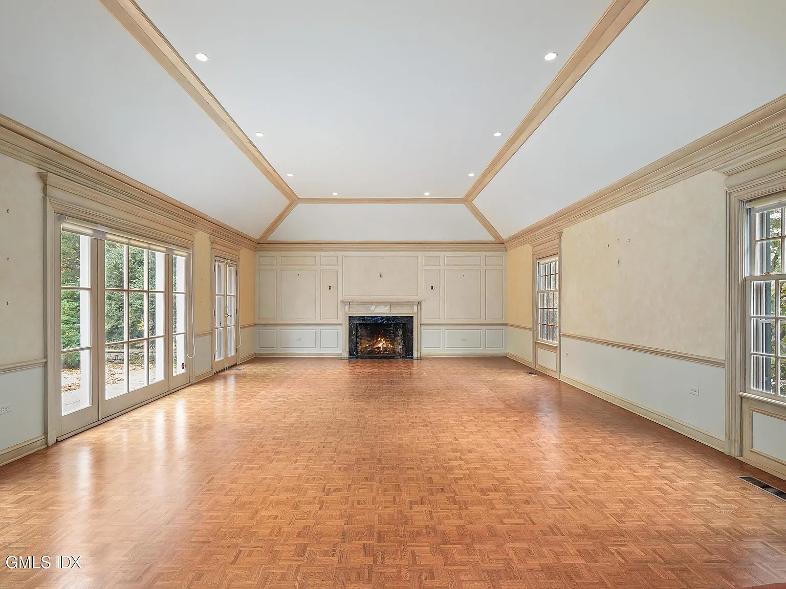 5 bed, 4.5 bath, 6467 sqft, $15,000 — Photo 3