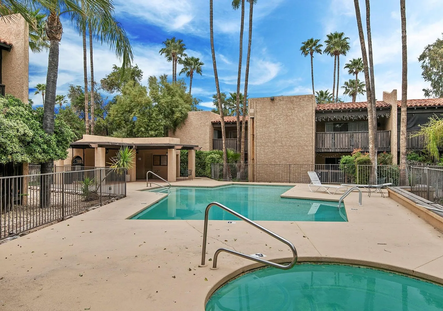 Spacious Condo! 2 Large Bedrooms + Bonus Room In Central Tucson — Photo 2