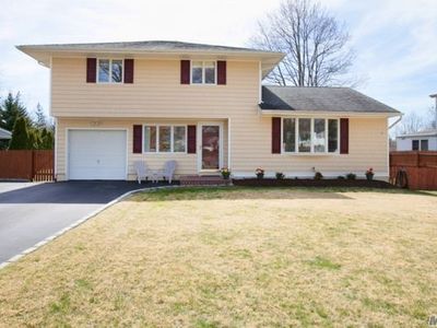 24 Riviera Dr, Smithtown, NY, 11787