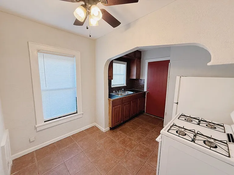 1201 Military Ct — Photo 11