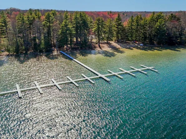 9086 N Tottenham Dr, Traverse City, MI 49685