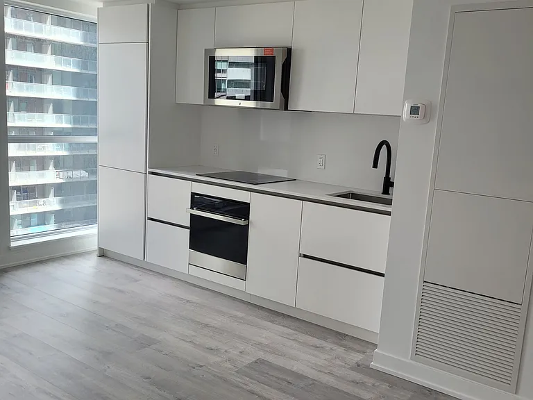 327 King St W #1301 — Photo 22