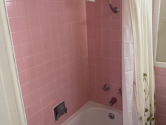 5th image of 1532 W Delaware St #A