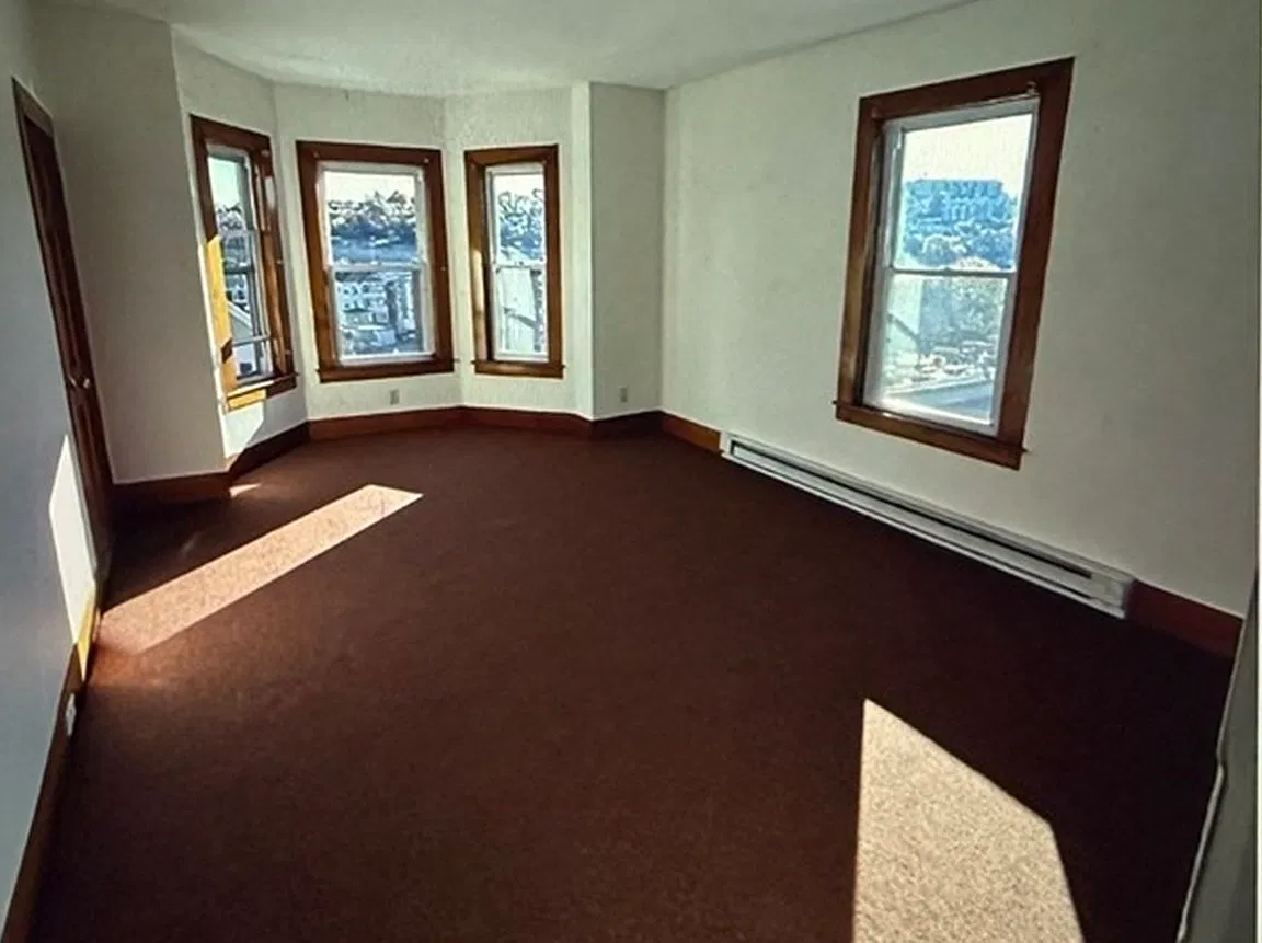 3 bed, 1.0 bath, 1040 sqft, $2,100 — Photo 3
