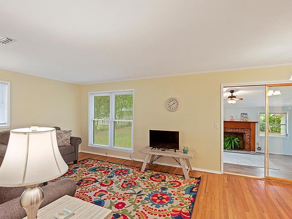 4th image of 121 Ann St
