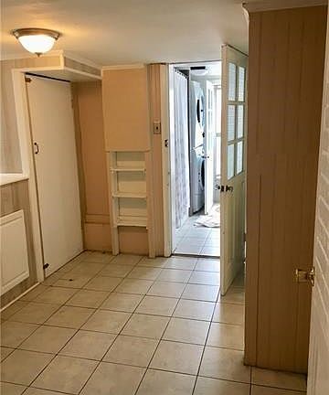 2nd image of 828 Solomon Pl