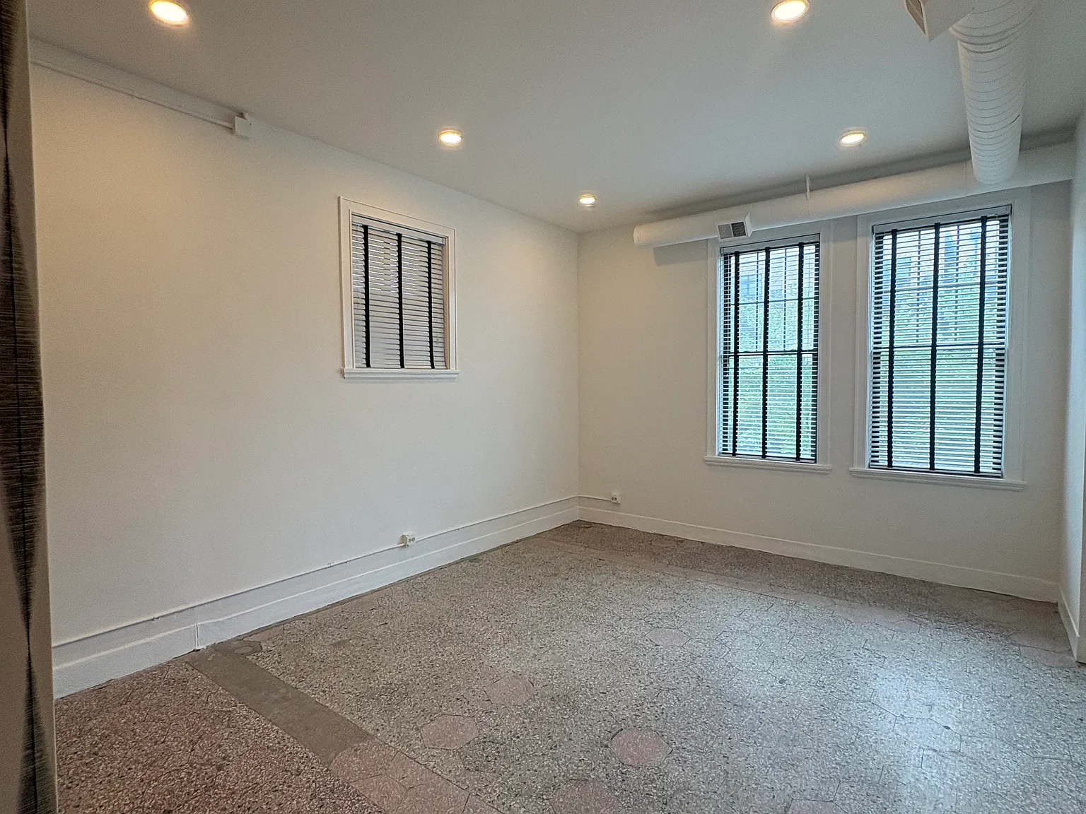 1513 N Western Ave — Photo 1