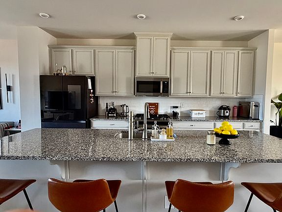 5th image of 909 Portrush Ln