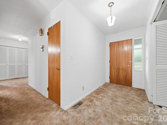4th image of 824 Powell Rd