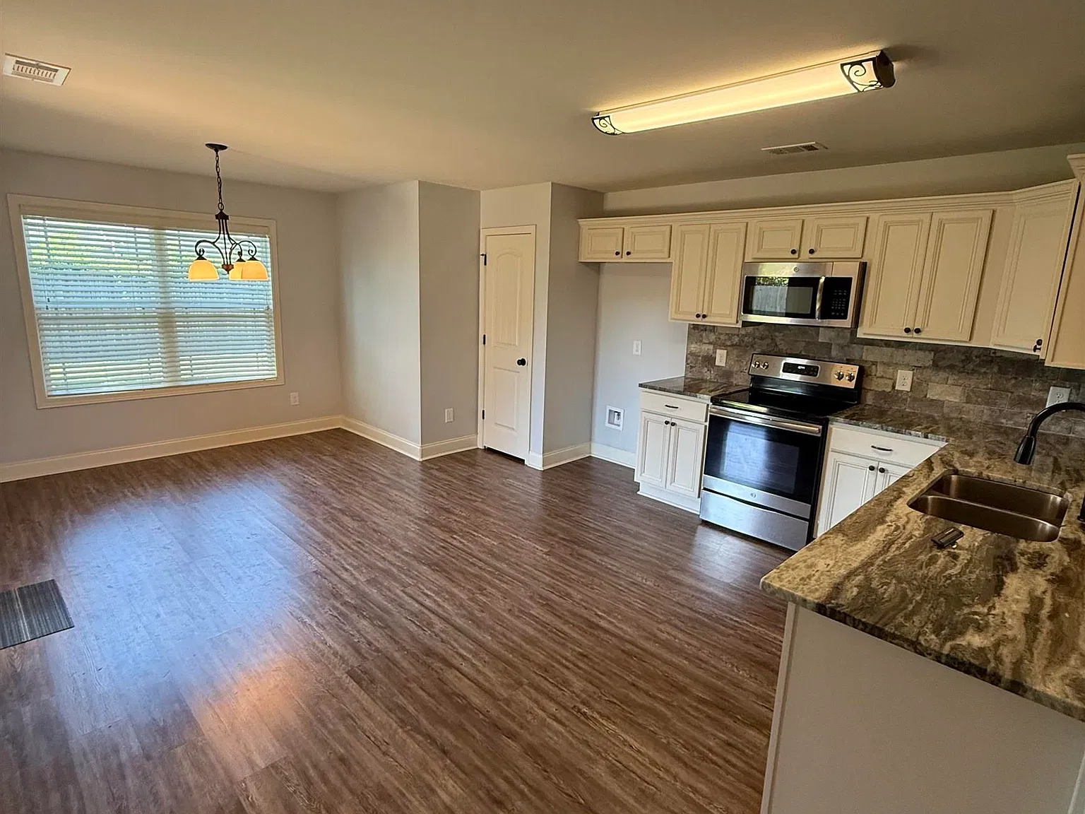 4 bed, 2.0 bath, 1699 sqft, $2,100 — Photo 4