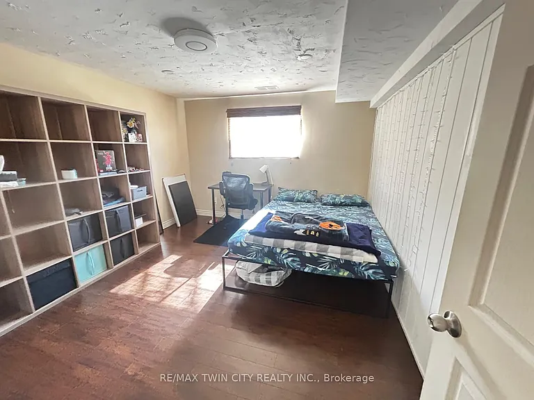 254 Camille Cres — Photo 21