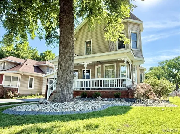 215 8th St, Wood River, IL 62095