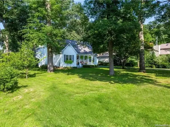 9 Beech St, Farmington, CT 06032