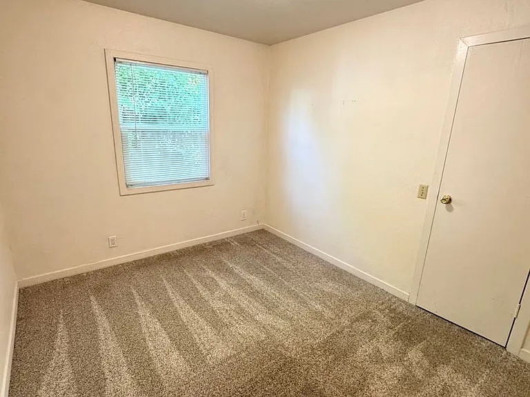 461 Walnut St — Photo 8