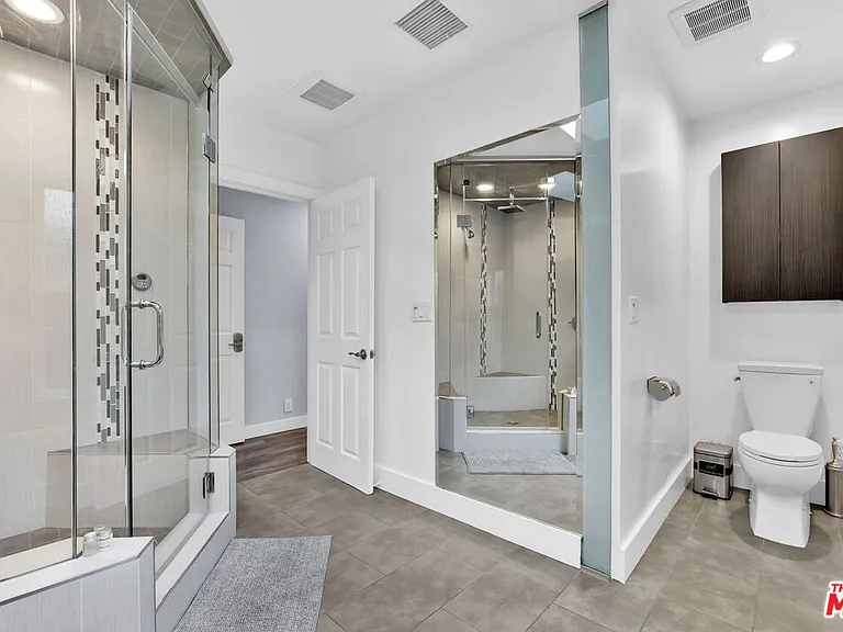 8345 White Oak Ave — Photo 25
