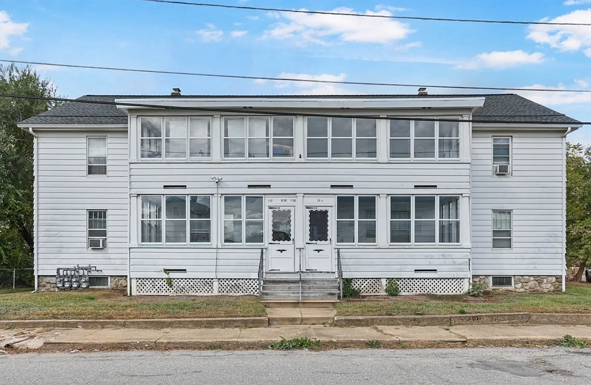 2 bed, 900 sqft, $1,800 — Photo 1