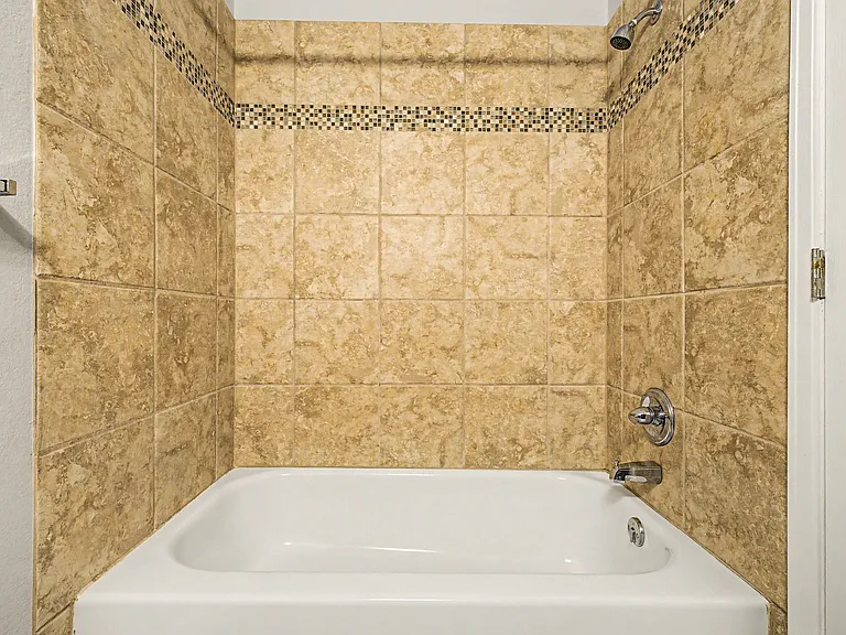 2nd floor bathroom Tub