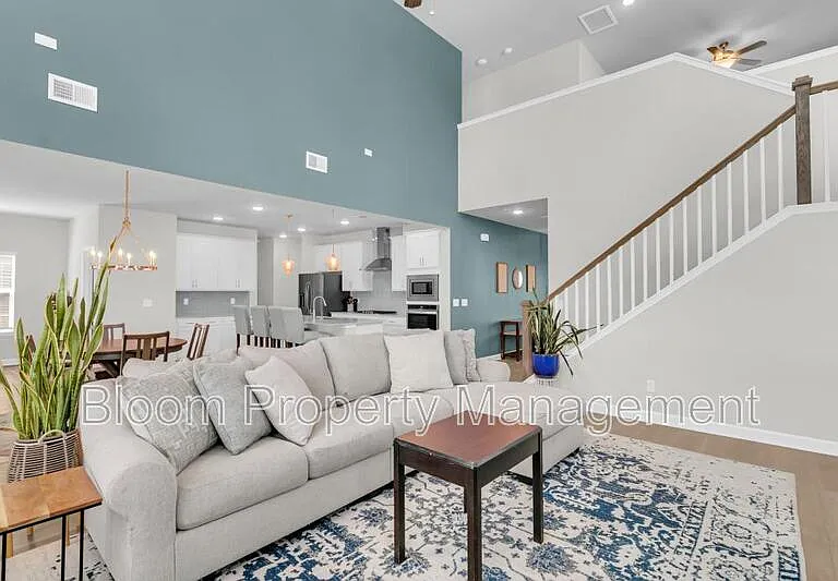 451 Carrara Dr — Photo 10