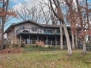 202 Oakridge Ct, Valparaiso, IN 46385