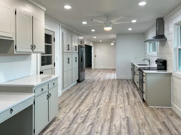(undisclosed Address), Marshall, NC 28753