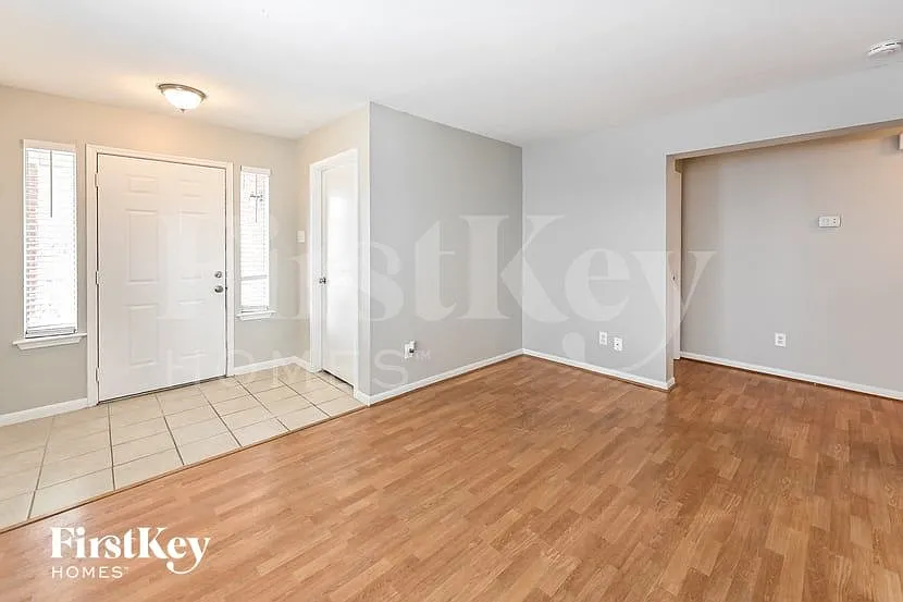 3 bed, 2.0 bath, 1385 sqft, $1,970 — Photo 3