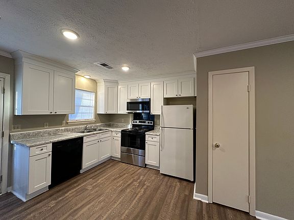 3rd image of 1120 E Lee Blvd #P162