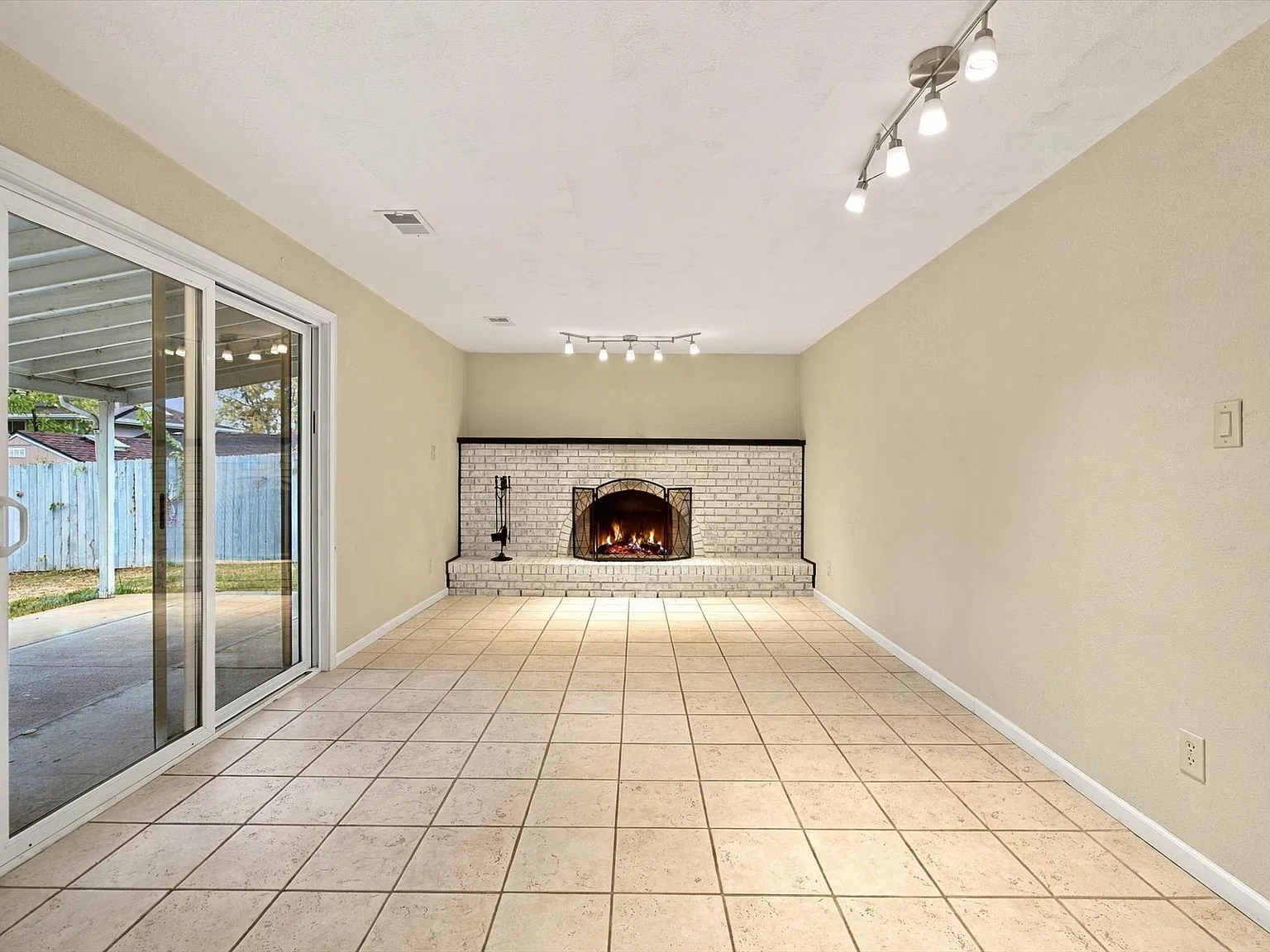 5 bed, 2284 sqft, $3,150 — Photo 3