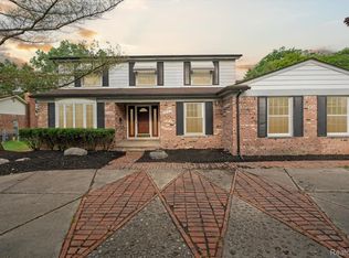 16161 Golfview St, Livonia, MI 48154