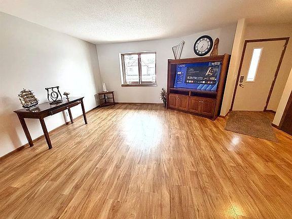 5th image of 306 5th Ave W