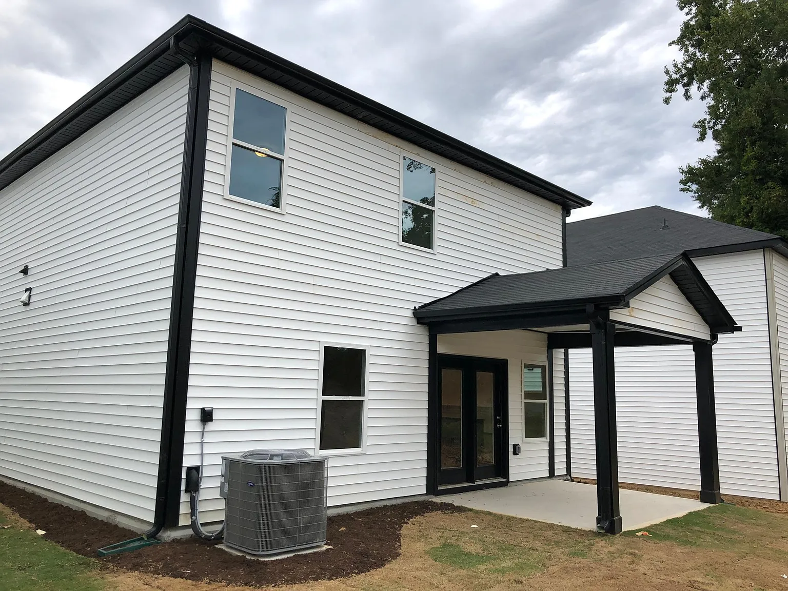 4 bed, 2100 sqft, $2,290 — Photo 3