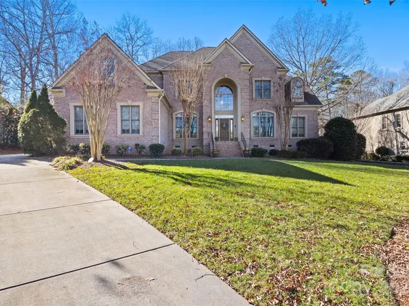 8221 Victoria Lake Dr, Waxhaw, NC 28173