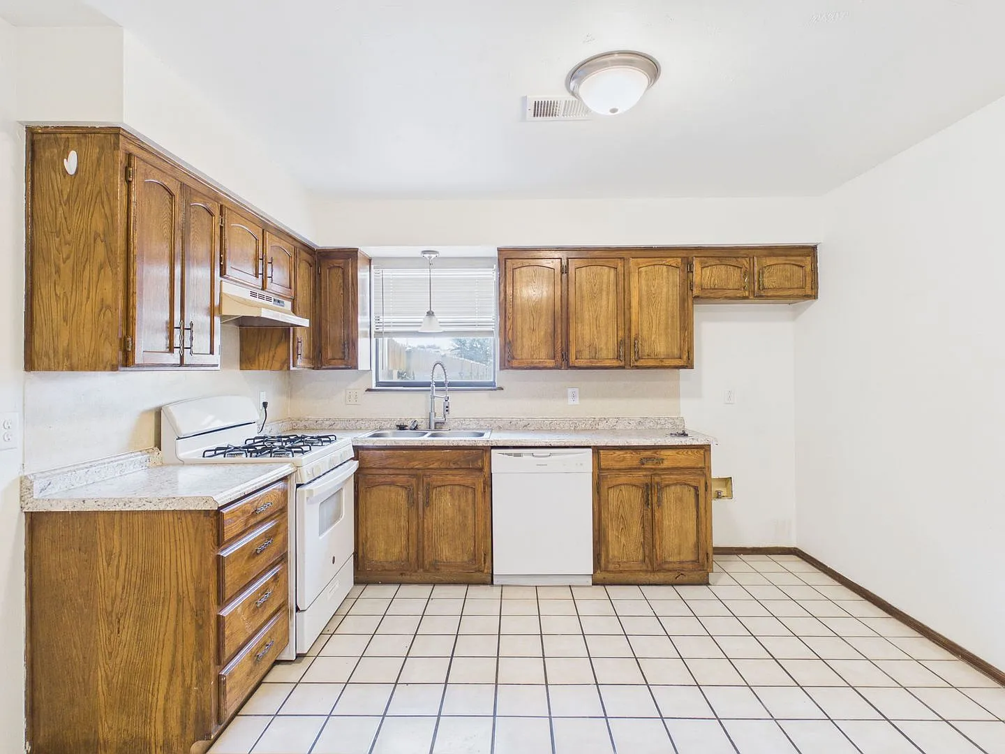 Cute 2 bed 1 bath you don't want to miss! — Photo 4