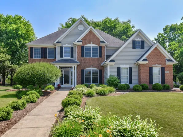 39W885 N Robert Frost Cir, St Charles, IL 60175