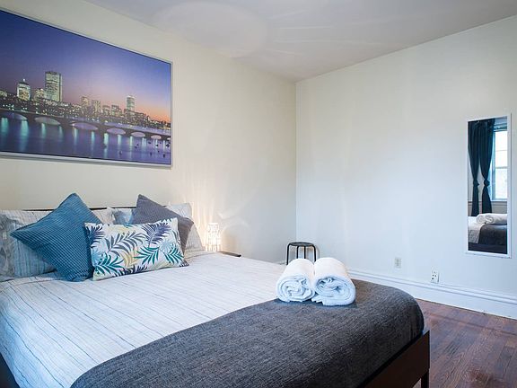 3rd image of 58 Queensberry St APT 12