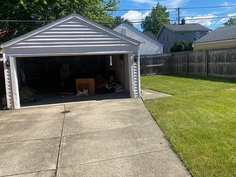 8006 Essen Ave — Photo 2