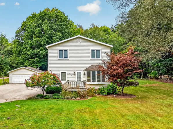 1110 6th St, Pentwater, MI 49449