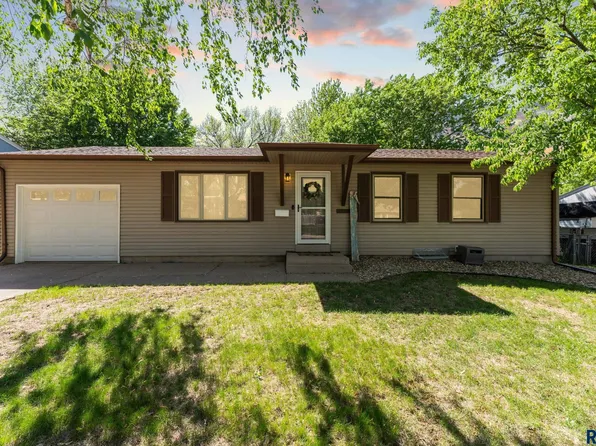 1005 S Cloudas Ave, Sioux Falls, SD 57103