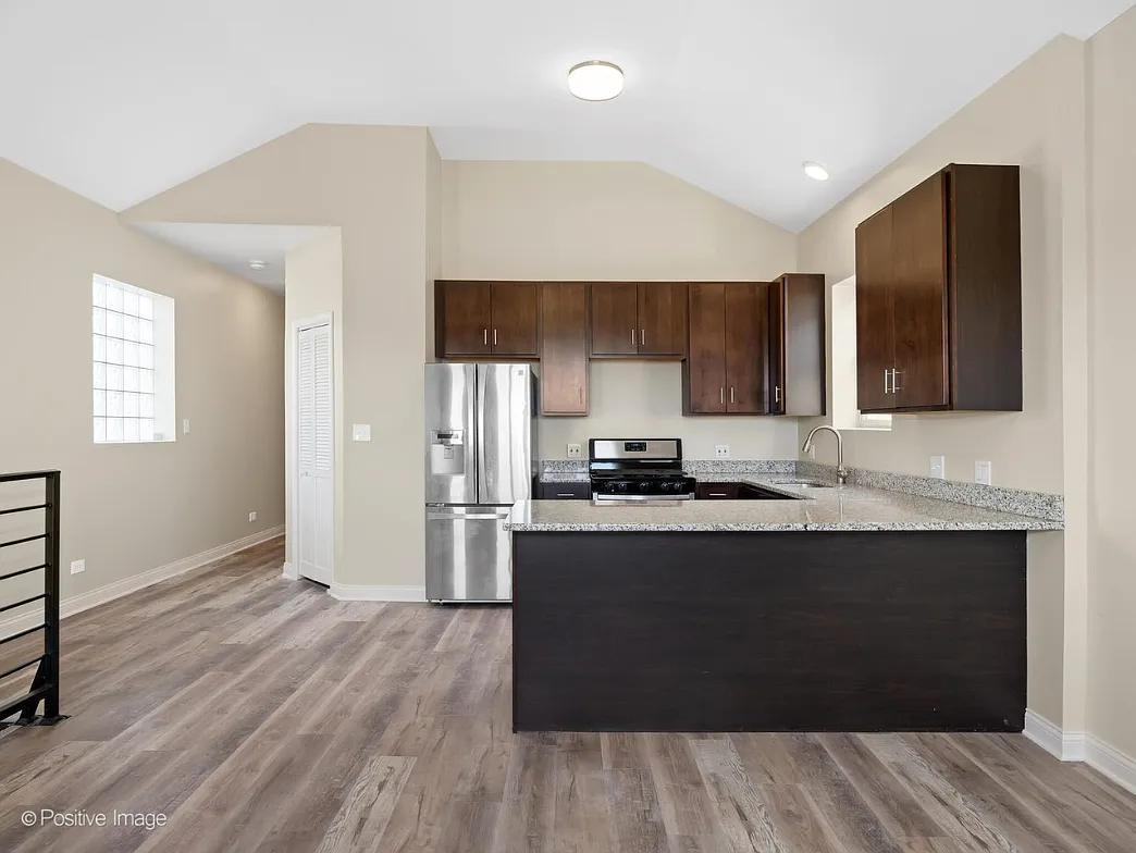 2855 W Arthington St — Photo 2