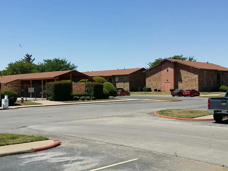 Summit Apartments — Photo 1