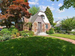 71 Berkshire Rd, Great Neck, NY 11023