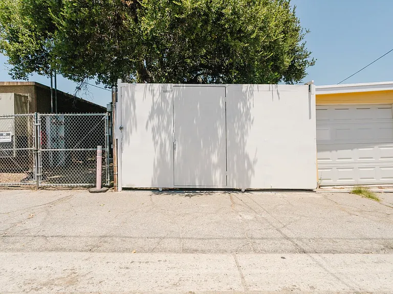 10550 1/4 W Victory Blvd — Photo 27