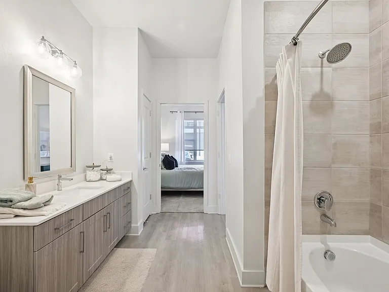 Luxia Preston — Photo 15
