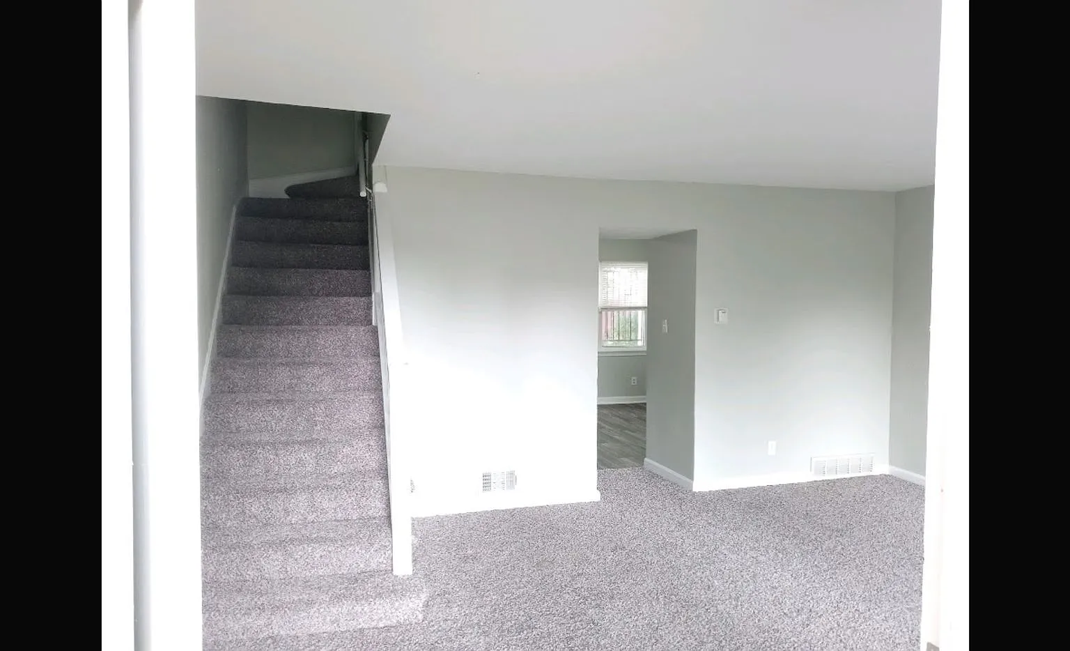 Clean 3 bedroom townhouse/w basement — Photo 3