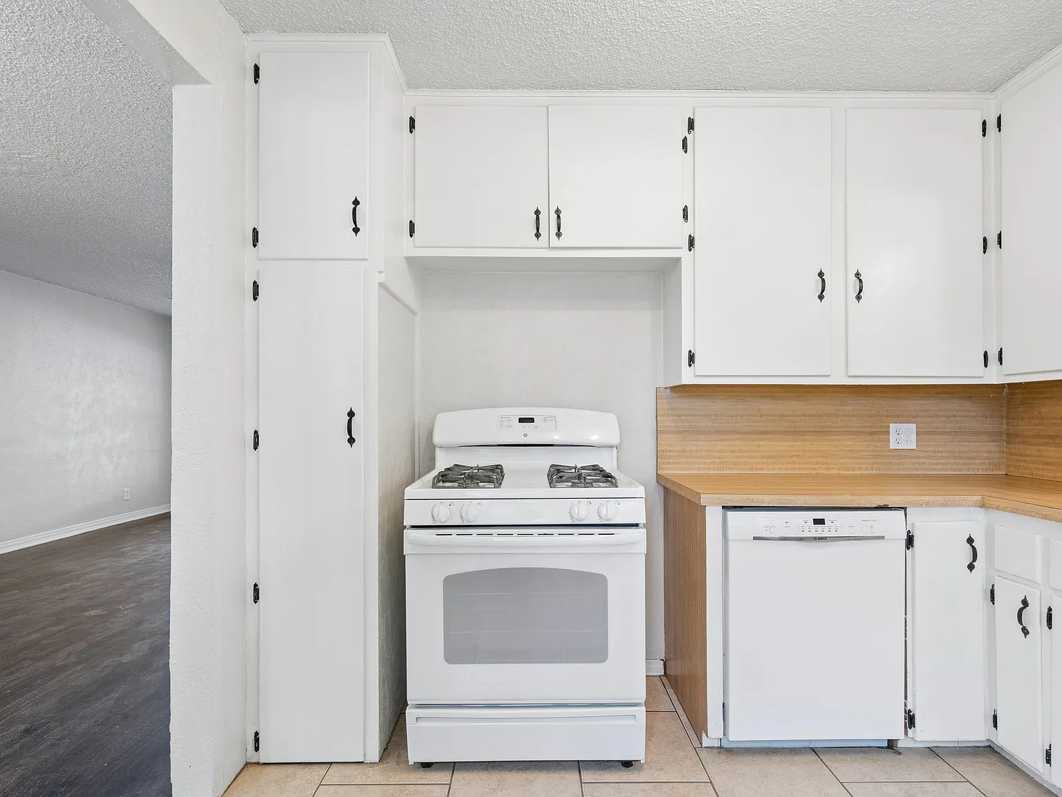 1613 Oxford Way — Photo 4