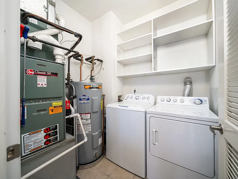 1300 Grand St #418 — Photo 16