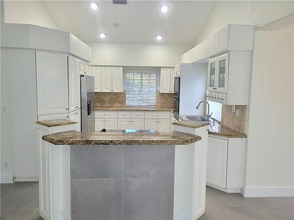 2nd image of 1027 Lido Ct