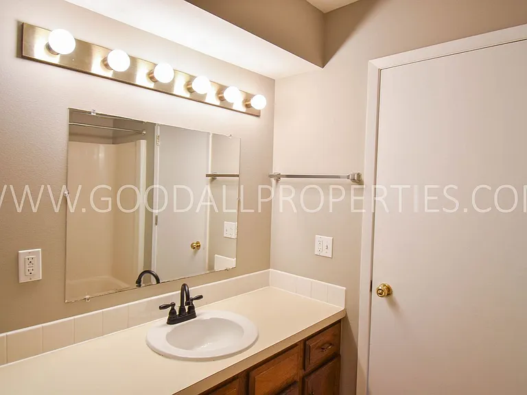 716 Knolls Ct — Photo 8