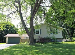 8 Vantage Dr, Pittsford, NY 14534