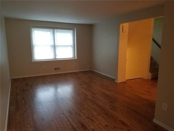 3rd image of 16 Chesterton Ct