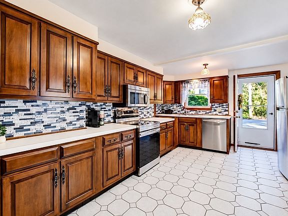 5th image of 246 Chestnut St